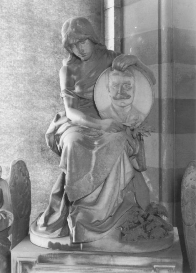 figura femminile dolente con medaglione (statua) di Barsanti Amedeo Da Pietrasanta (sec. XX)