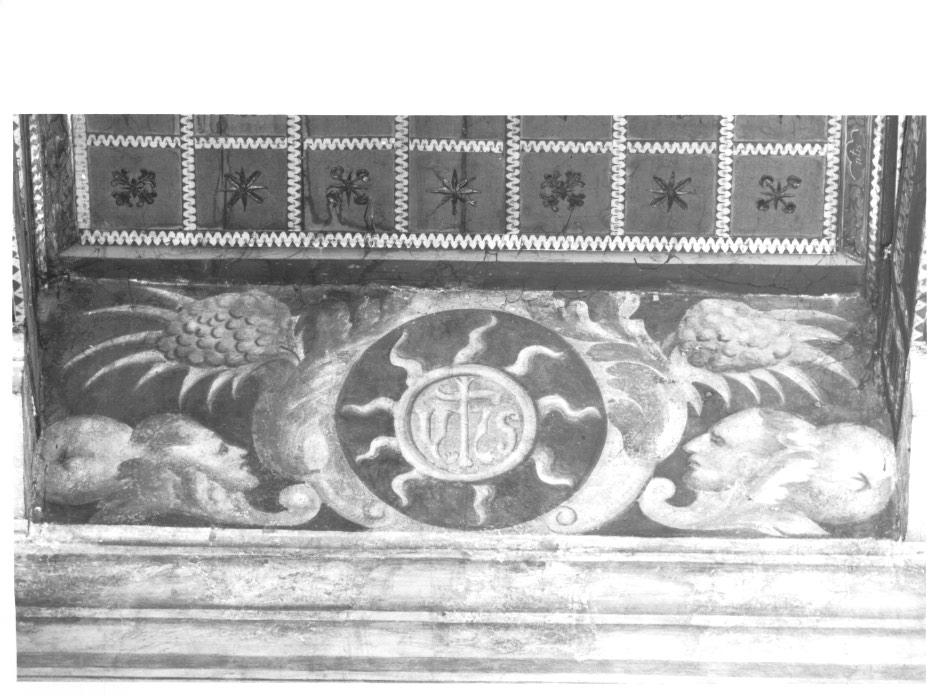 motivi decorativi floreali e vegetali con teste di mostri/ monogramma cristologico (dipinto, elemento d'insieme) - ambito veneto (sec. XVI)