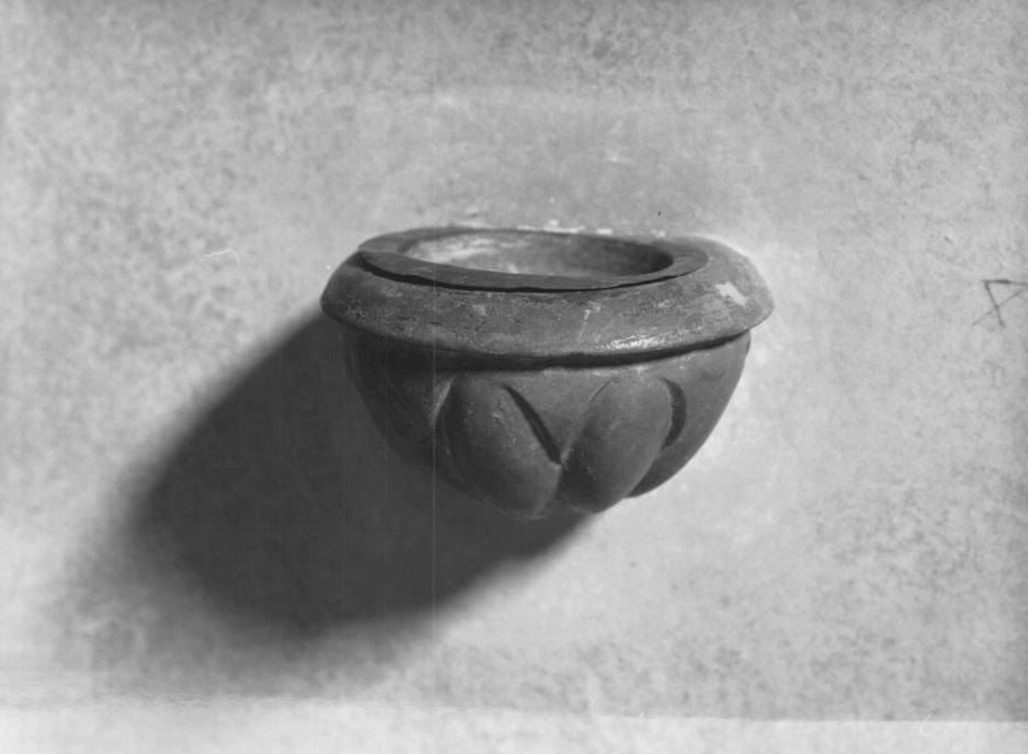 acquasantiera da parete - ambito veneto (secc. XIV/ XV)