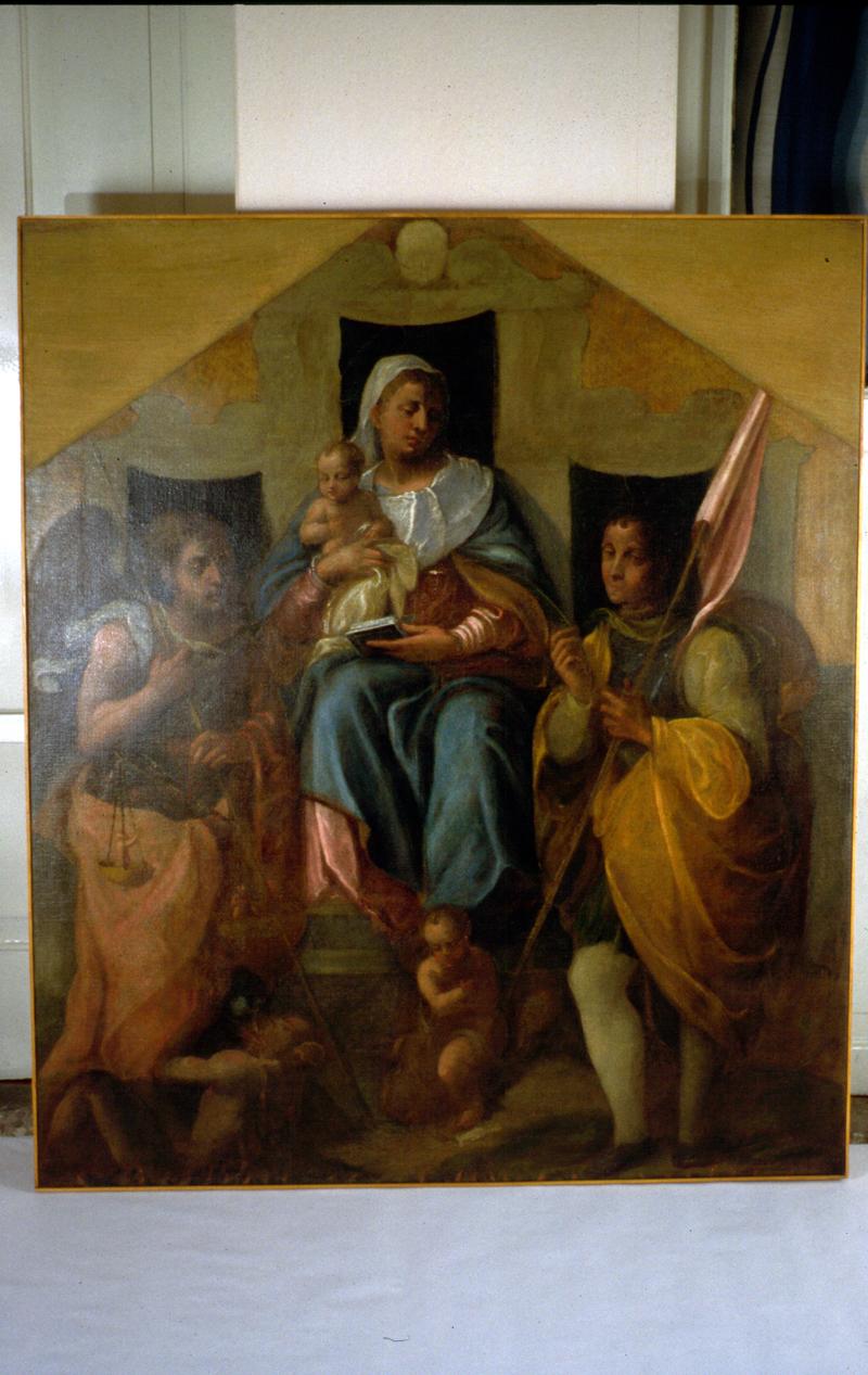 Madonna con Bambino in trono tra San Michele e San Vittore (dipinto) di Marescalchi Pietro Detto Spada (attribuito) - ambito veneto (sec. XVI)