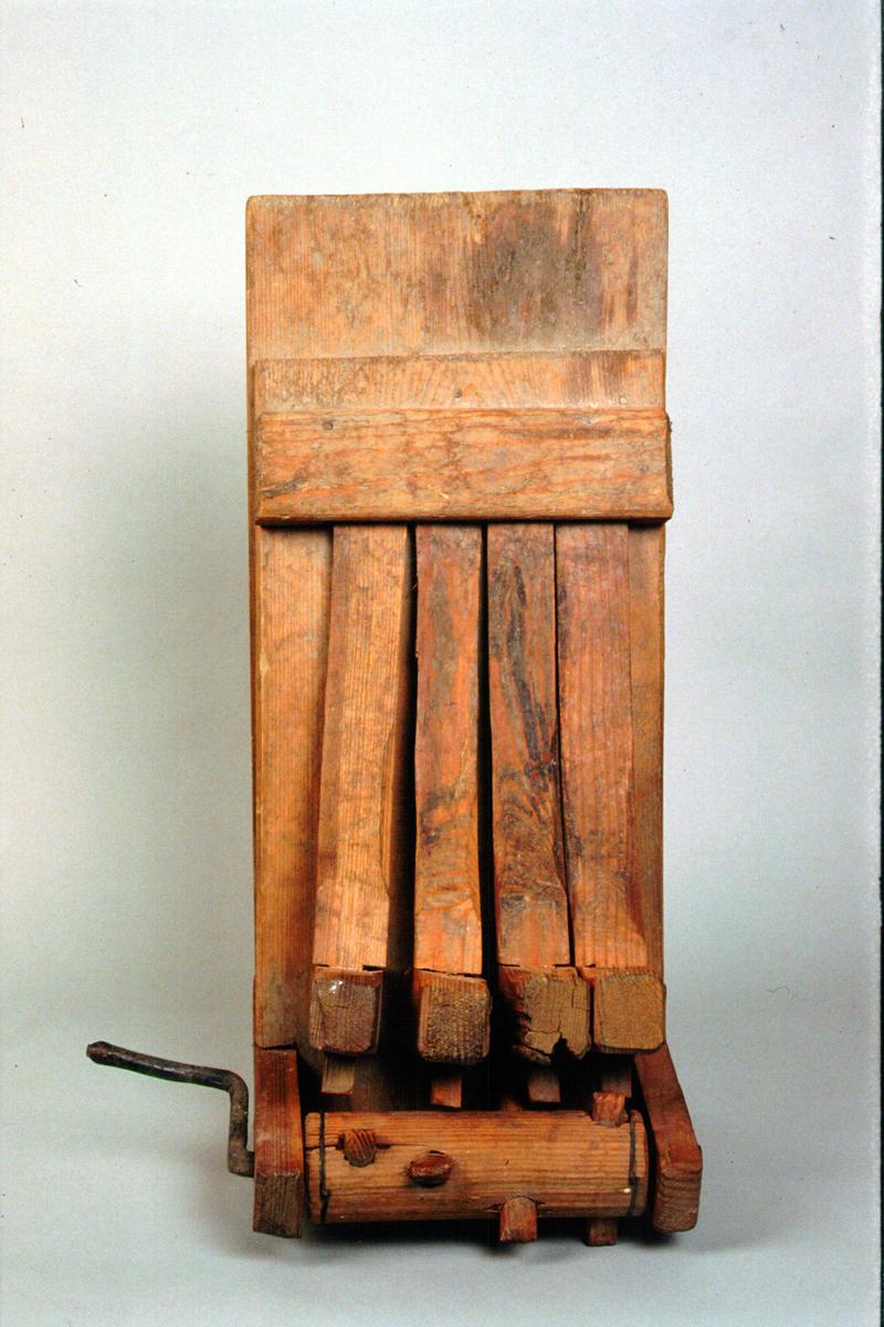 raganella, elemento d'insieme - bottega veneta (inizio sec. XX)