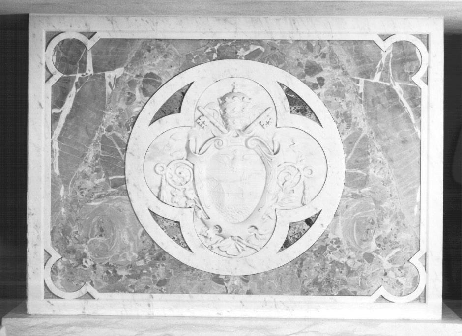 stemma papale (altare - a blocco) di Greppi Giovanni, Castiglioni Giannino, Marchioro Vittorio (sec. XX)