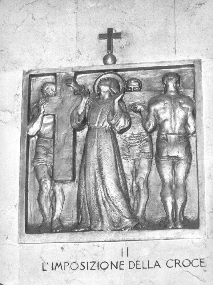 stazione II: Gesù caricato della croce (Via Crucis) di Castiglioni Giannino (sec. XX)
