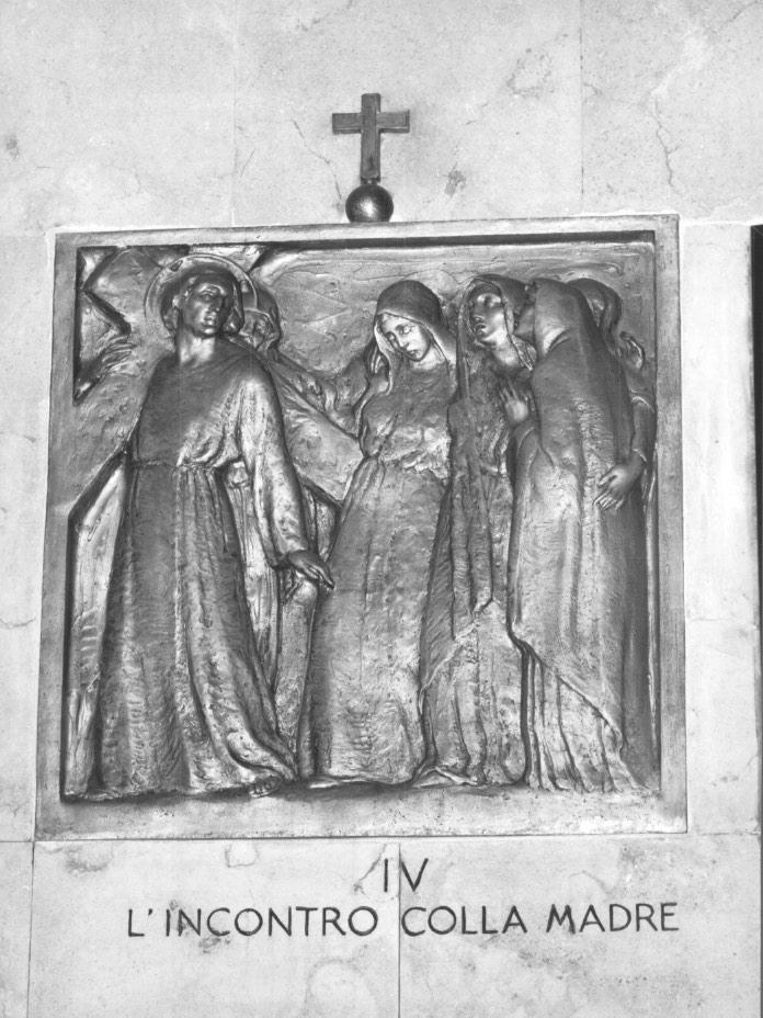 stazione IV: Gesù incontra la Madonna (Via Crucis) di Castiglioni Giannino (sec. XX)