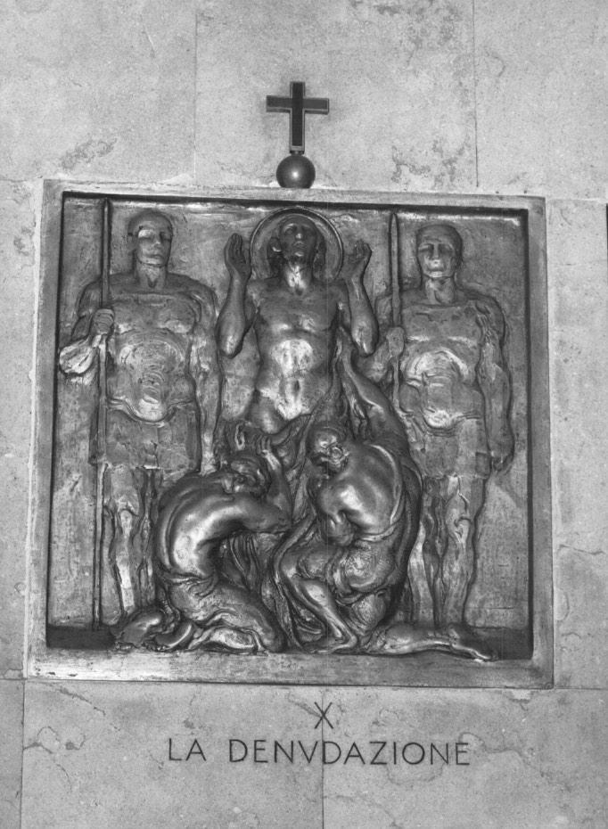 stazione X: Gesù spogliato e abbeverato di fiele (Via Crucis) di Castiglioni Giannino (sec. XX)
