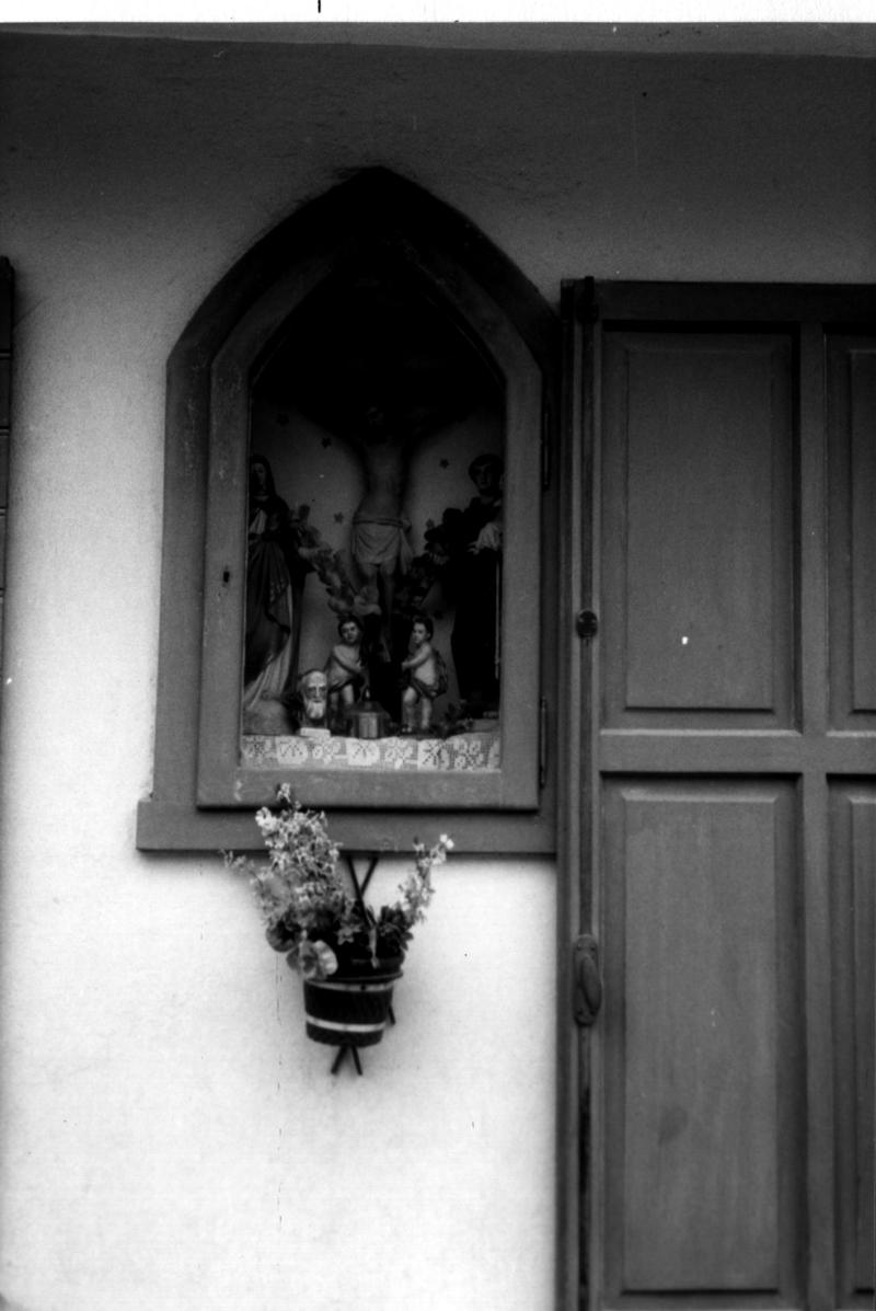 Cristo crocifisso con la Madonna Immacolata, Sant'Antonio da Padova e angioletti (gruppo scultoreo) - bottega veneta (sec. XVIII)