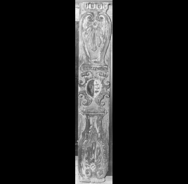 motivo decorativo a candelabra con stemma (rilievo) - ambito veneto (sec. XVII)