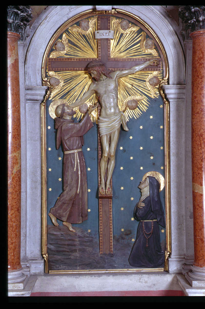 Cristo crocifisso con San Francesco d'Assisi e Santa Chiara (rilievo) di Cadorin Vincenzo (attribuito) - ambito veneto (sec. XX)