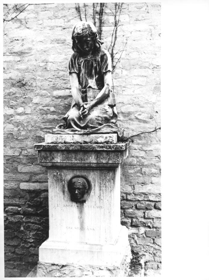 bambina in preghiera (scultura) di Ferrari Luigi (?) (sec. XIX)