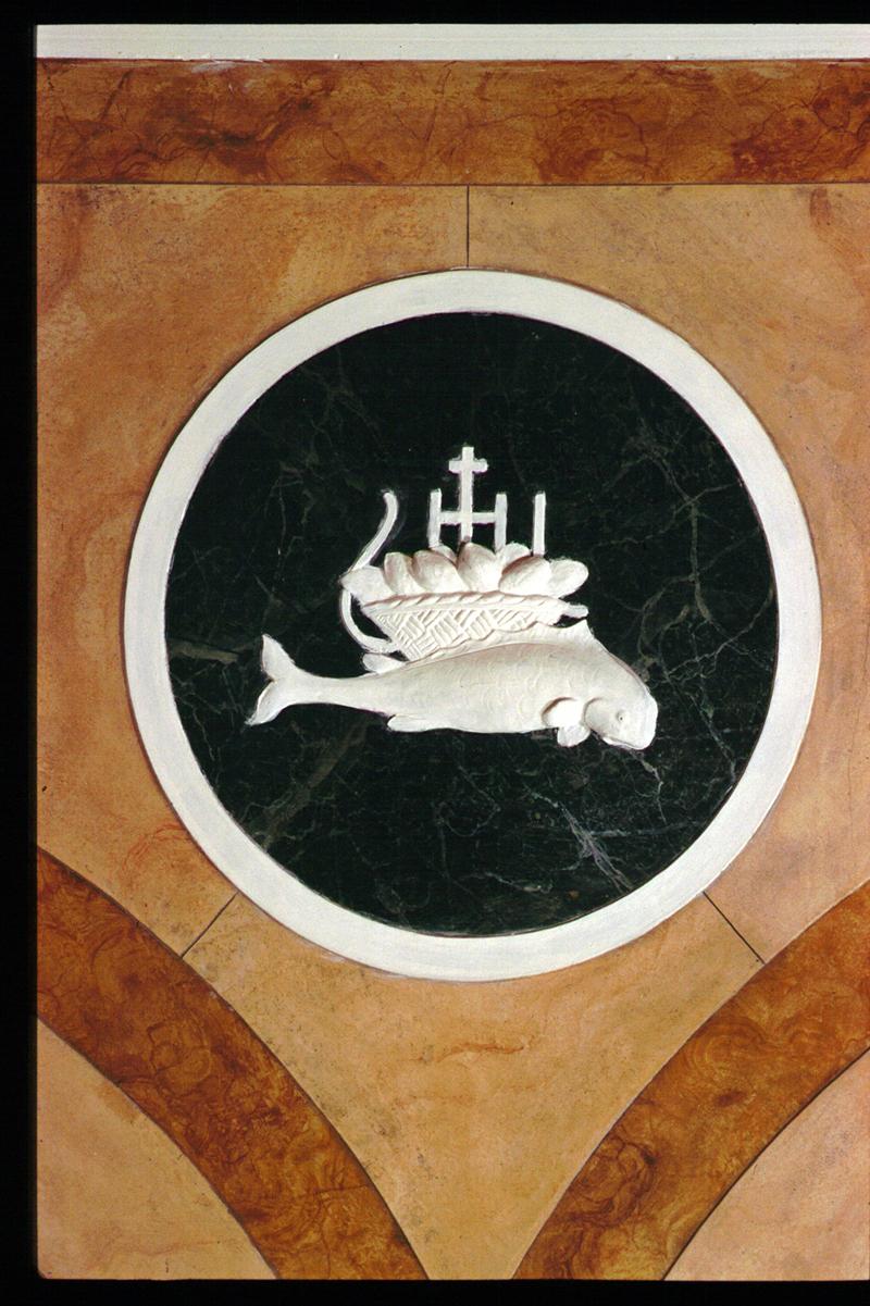Pane e pesce come simboli di Cristo (decorazione plastica) - manifattura veneta (ultimo quarto sec. XVIII)