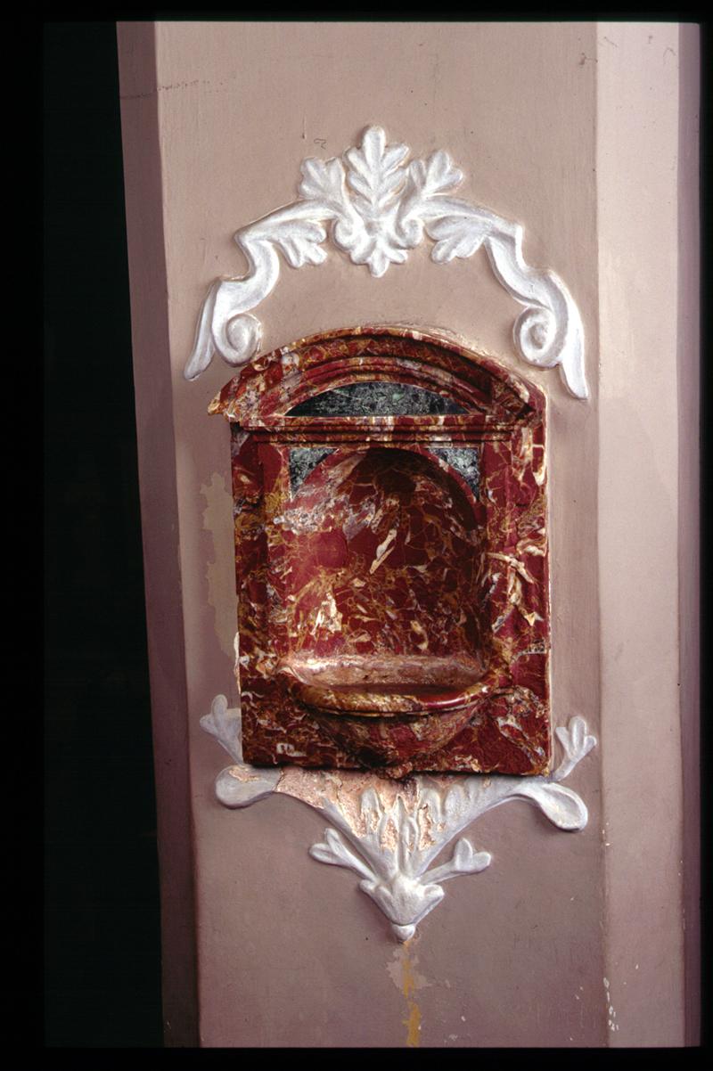 acquasantiera da parete, serie - manifattura veneta (sec. XVII)