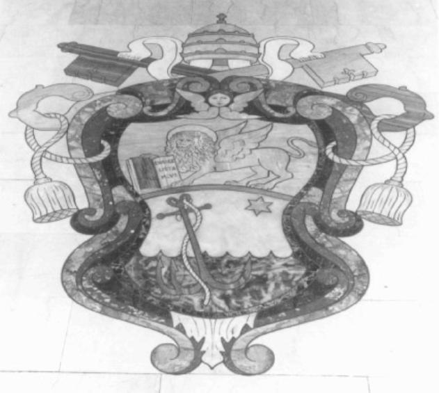 stemma pontificio di Sarto Giuseppe (decorazione a intarsio) - ambito veneto (secondo quarto sec. XX)