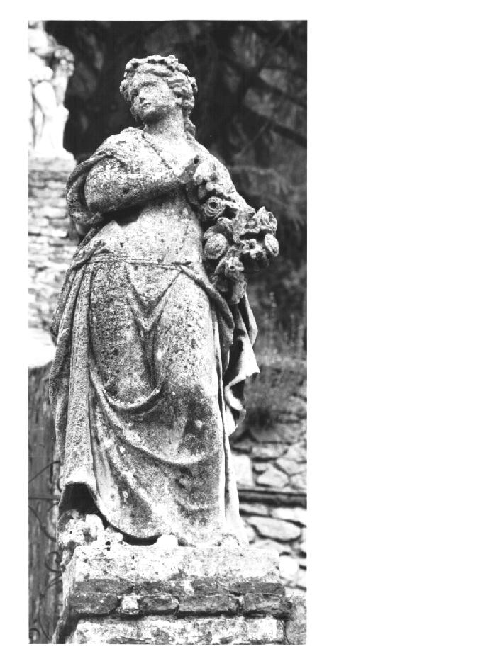 figura femminile con ghirlanda di fiori (statua) - ambito veneto (secc. XVI/ XVIII)