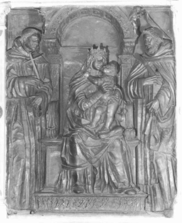 Madonna con Bambino in trono tra San Francesco d'Assisi e San Pietro (rilievo) di Bellano Bartolomeo, Briosco Andrea Detto Riccio (sec. XV)