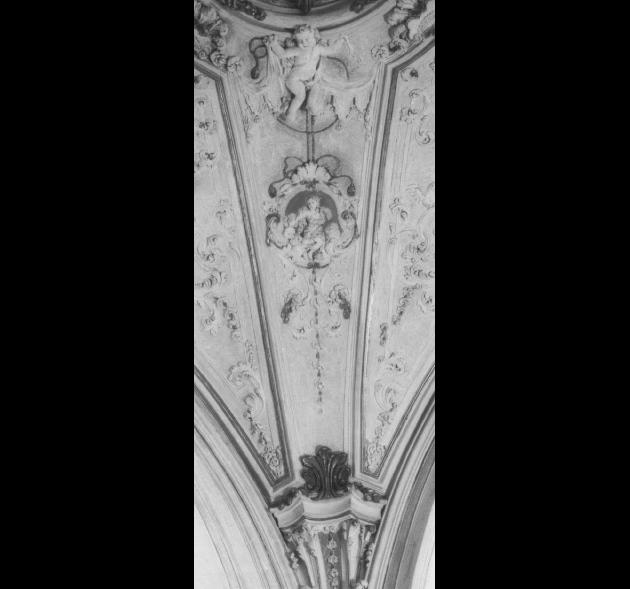 angioletto/ motivo decorativo con nastri e nappe/ allegoria della Temperanza (decorazione plastica) di Parodi Filippo (maniera) (fine/inizio secc. XVII/ XVIII)
