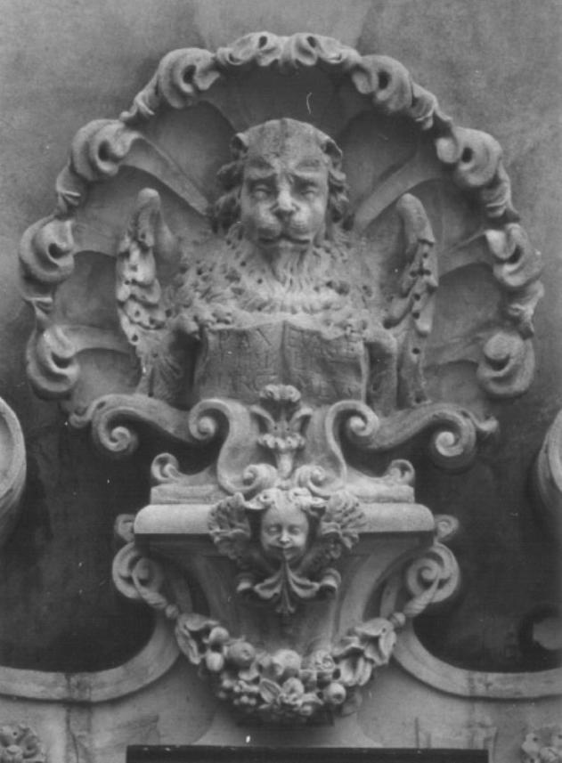 Conchiglia/ leone marciano/ cherubino/ festone di fiori e frutta (gruppo scultoreo) di Brunello Domenico (sec. XVIII)