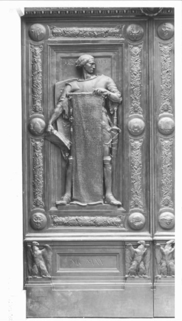 figura maschile con armi a libro, reggente rotolo (rilievo) di Orsolini Gaetano, Casanova Giulio (sec. XX)