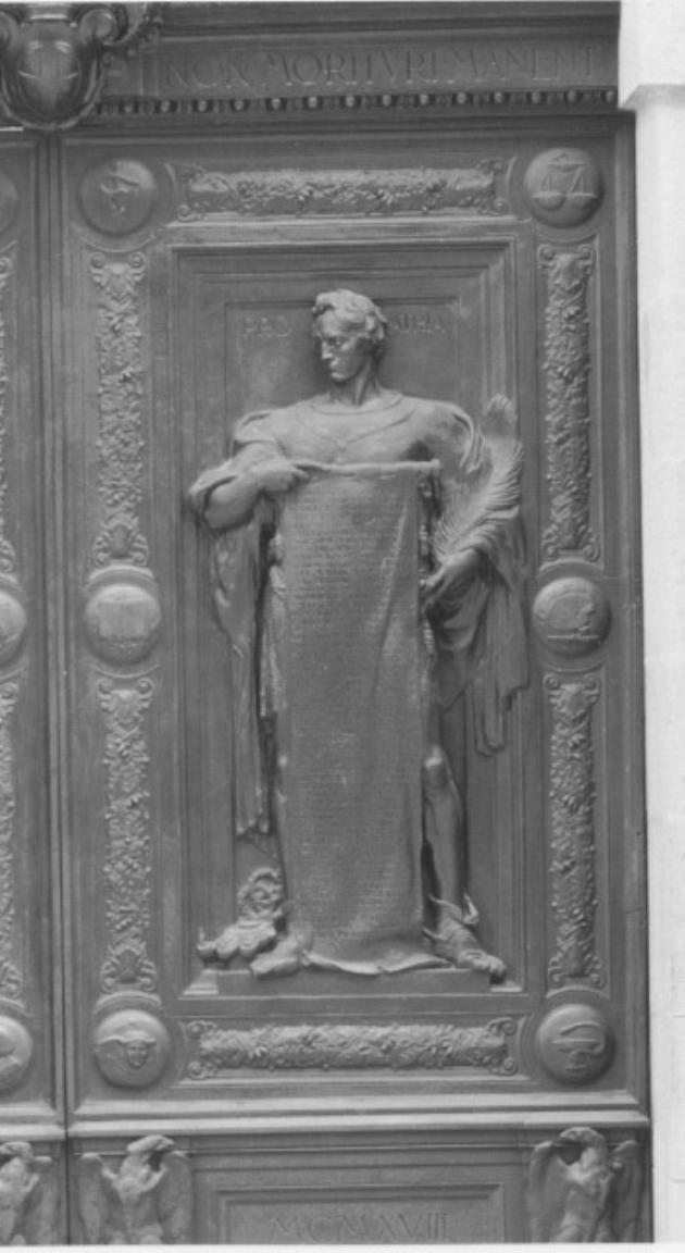 figura maschile con penna d'oca reggente rotolo (rilievo) di Orsolini Gaetano, Casanova Giulio (sec. XX)