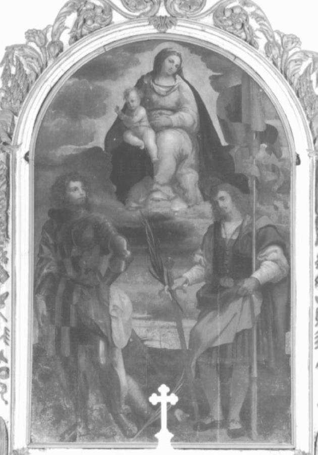 Madonna con Bambino tra San Giorgio Martire e San Vittore (dipinto) di Luzzo Lorenzo Detto Morto Da Feltre (sec. XVI)