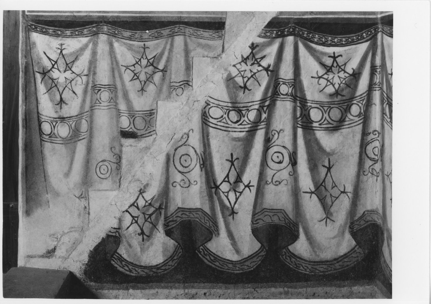 motivi decorativi a finti tendaggi (dipinto) - ambito veneto (sec. XIV)