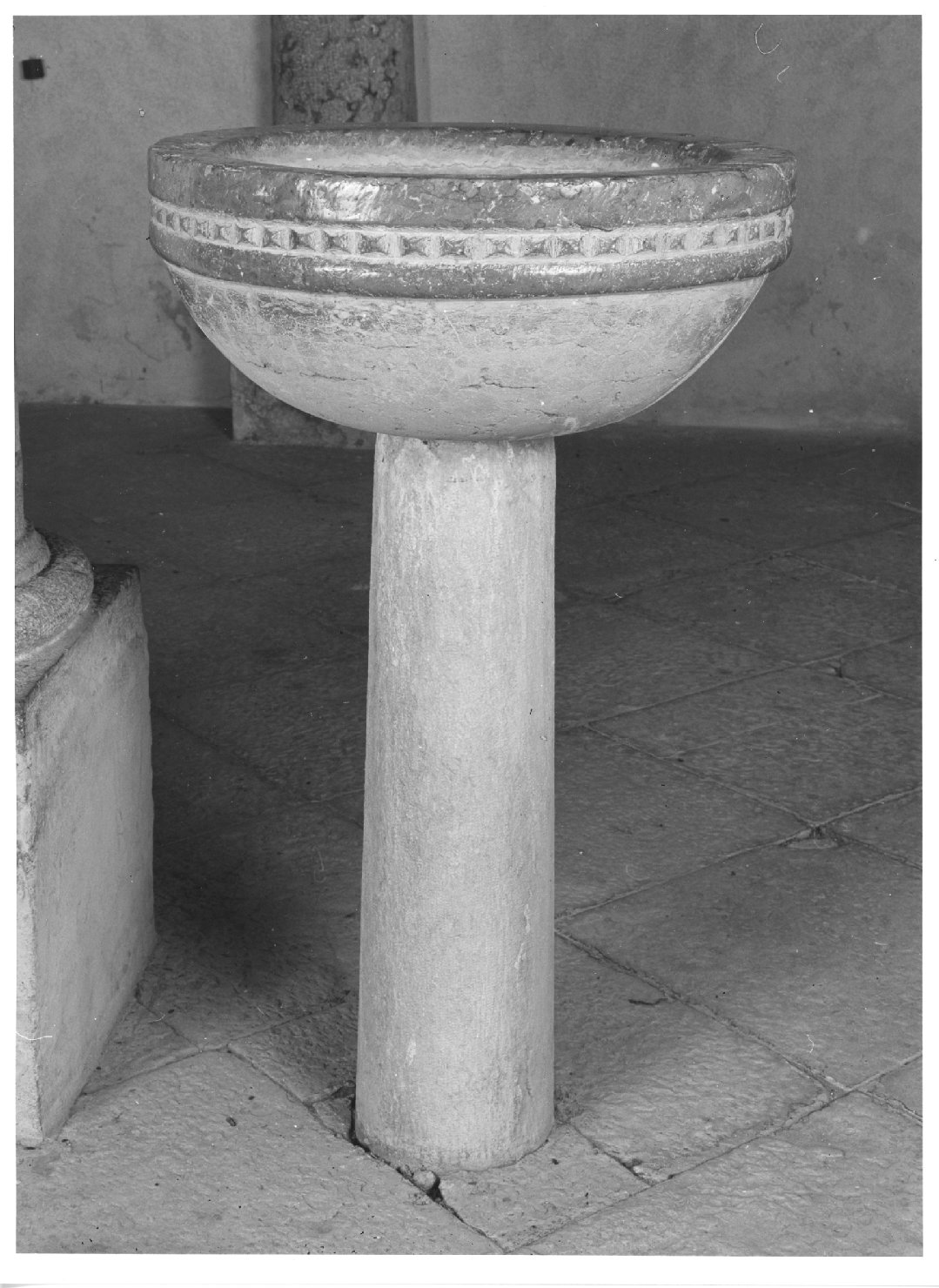 acquasantiera - a fusto - ambito veneto (secc. XIV/ XVI, secc. XIV/ XV)