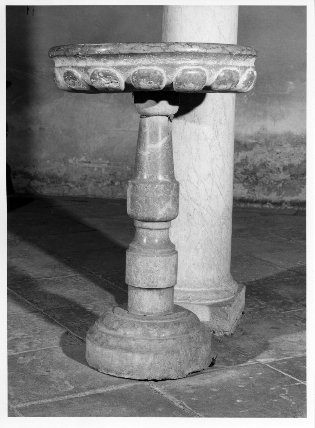 acquasantiera - a fusto - ambito veneto (sec. XVII)