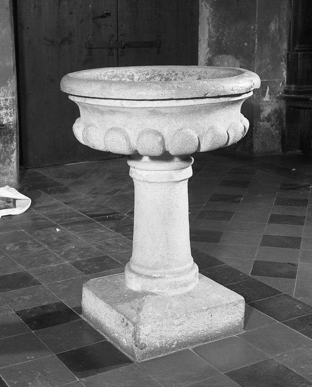 acquasantiera - a fusto - ambito veneto (sec. XVII)