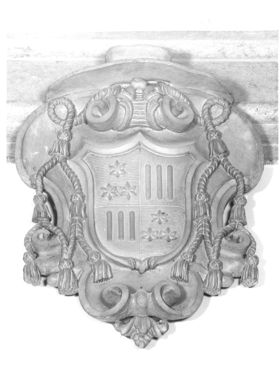 stemma del Vescovo Salvatore Bolognesi (scultura) di Frescura Francesco (sec. XX)