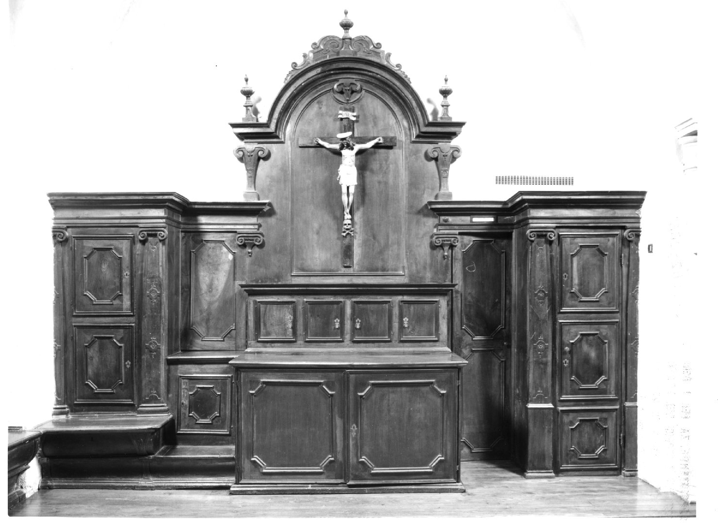 credenza con alzata, serie - bottega bellunese (ultimo quarto sec. XIX)