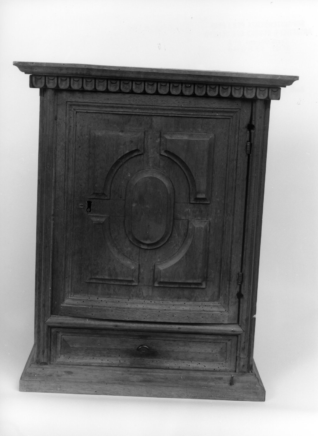 mobile da sacrestia con alzata - ambito bellunese (sec. XVII)