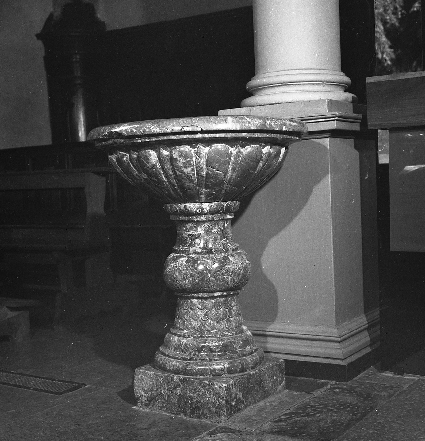 acquasantiera - a fusto - ambito veneto (sec. XVI)