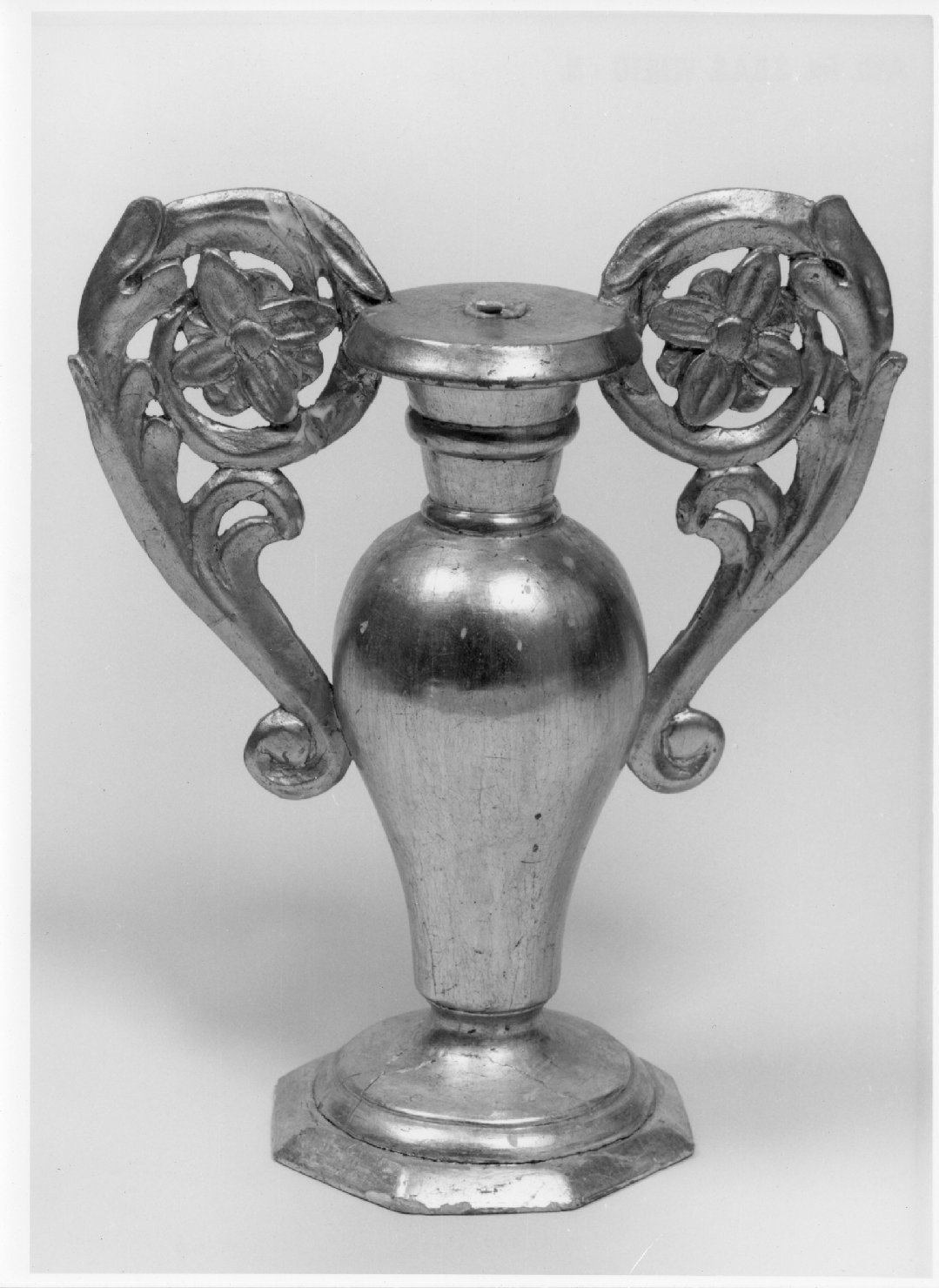 vaso d'altare con composizione floreale, serie - ambito veneto (fine/inizio secc. XVII/ XVIII)