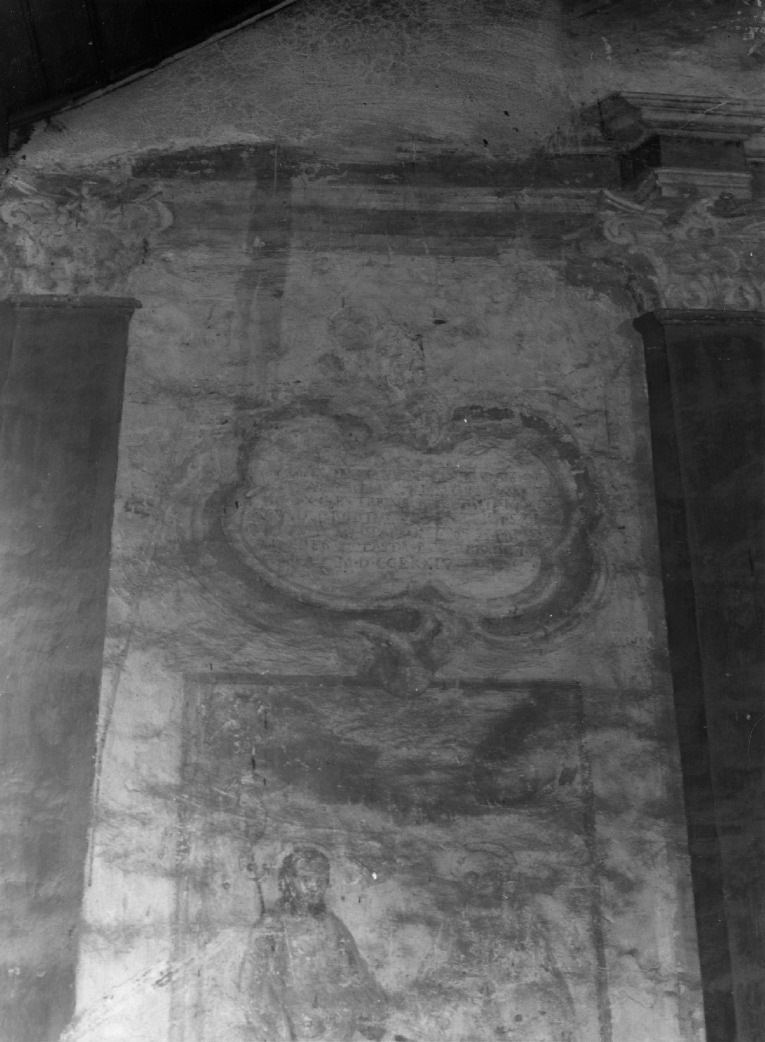 finta cornice mistilinea con volute e iscrizione (dipinto, ciclo) - ambito veneto (sec. XVIII)