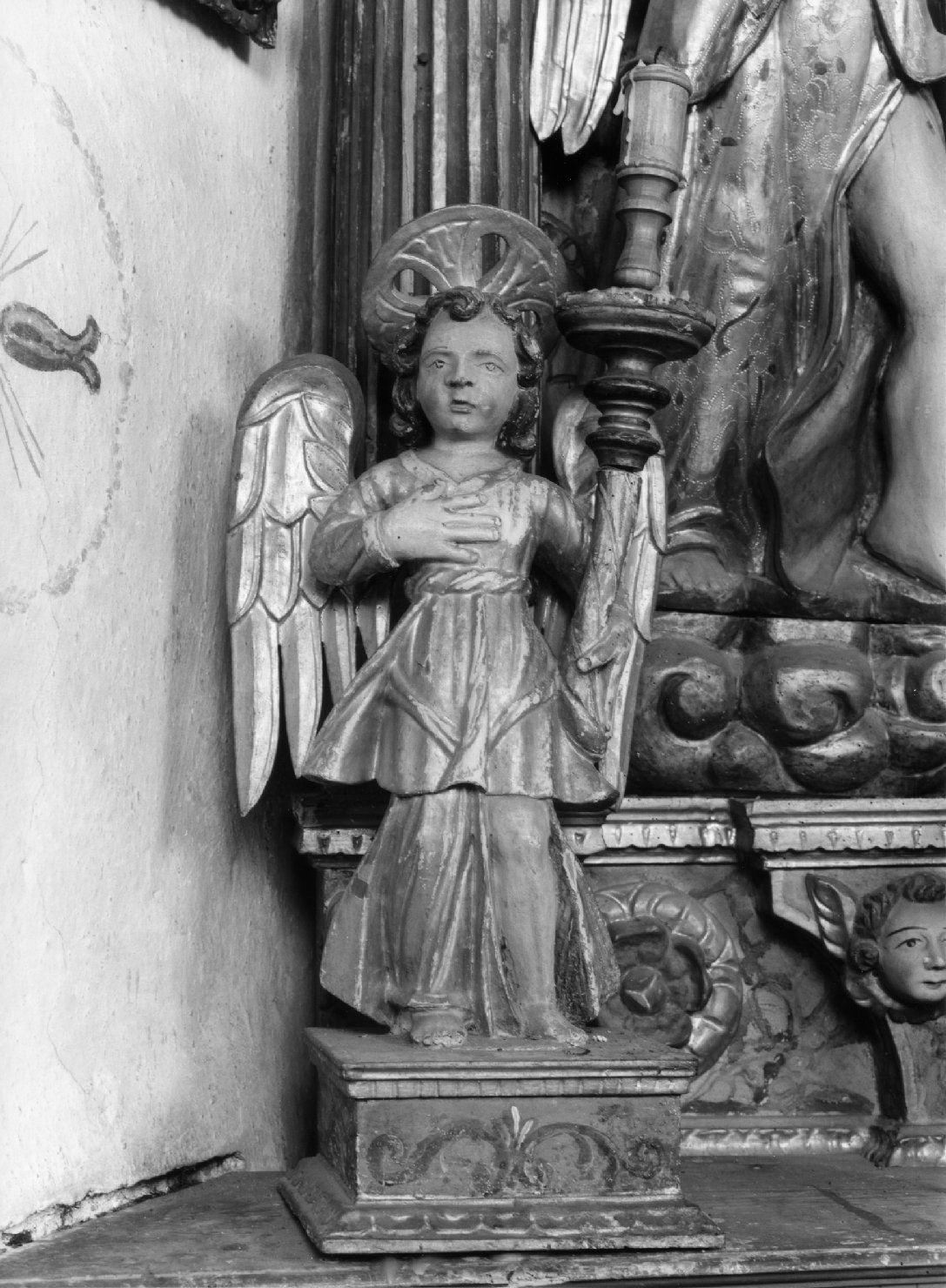 angioletto reggicandelabro (statua, elemento d'insieme) - manifattura altoatesina (sec. XVII)
