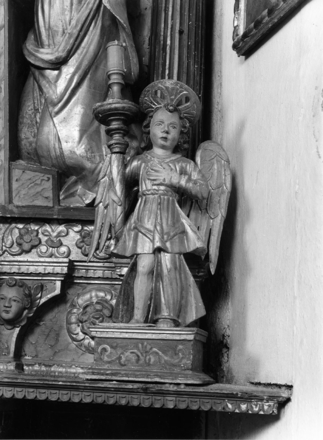 angioletto reggicandelabro (statua, elemento d'insieme) - manifattura altoatesina (sec. XVII)