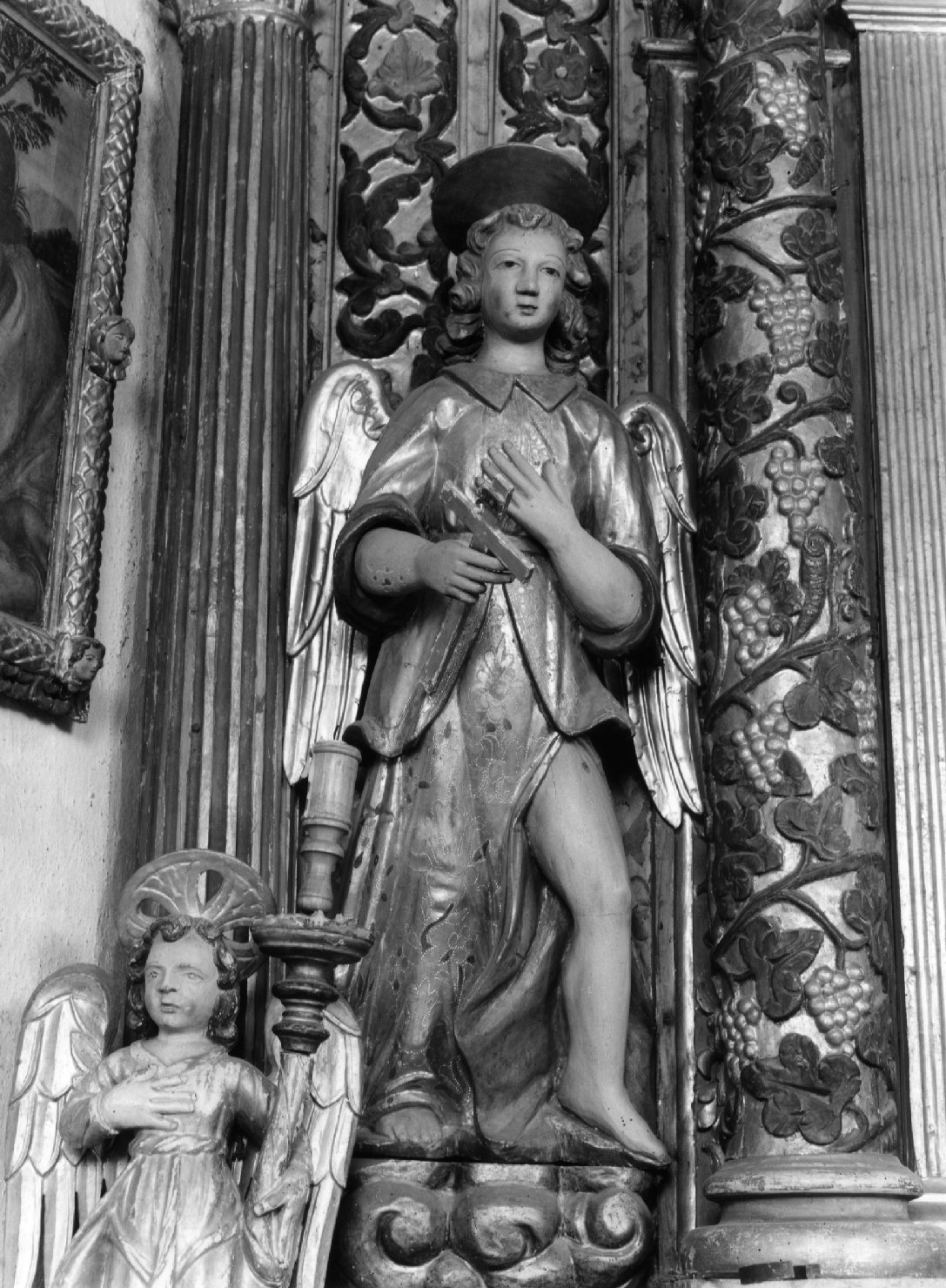 angelo con croce (statua, elemento d'insieme) - manifattura altoatesina (sec. XVII)