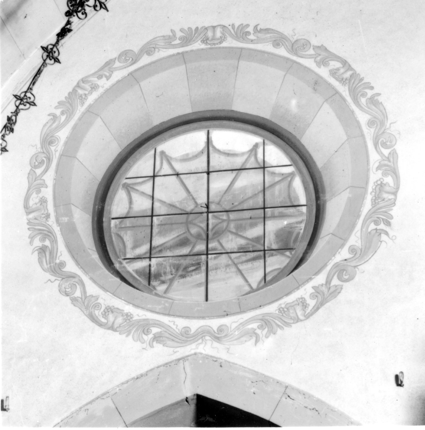motivo decorativo a volute vegetali e grappoli d'uva (dipinto) di Favaro Arturo (sec. XX)