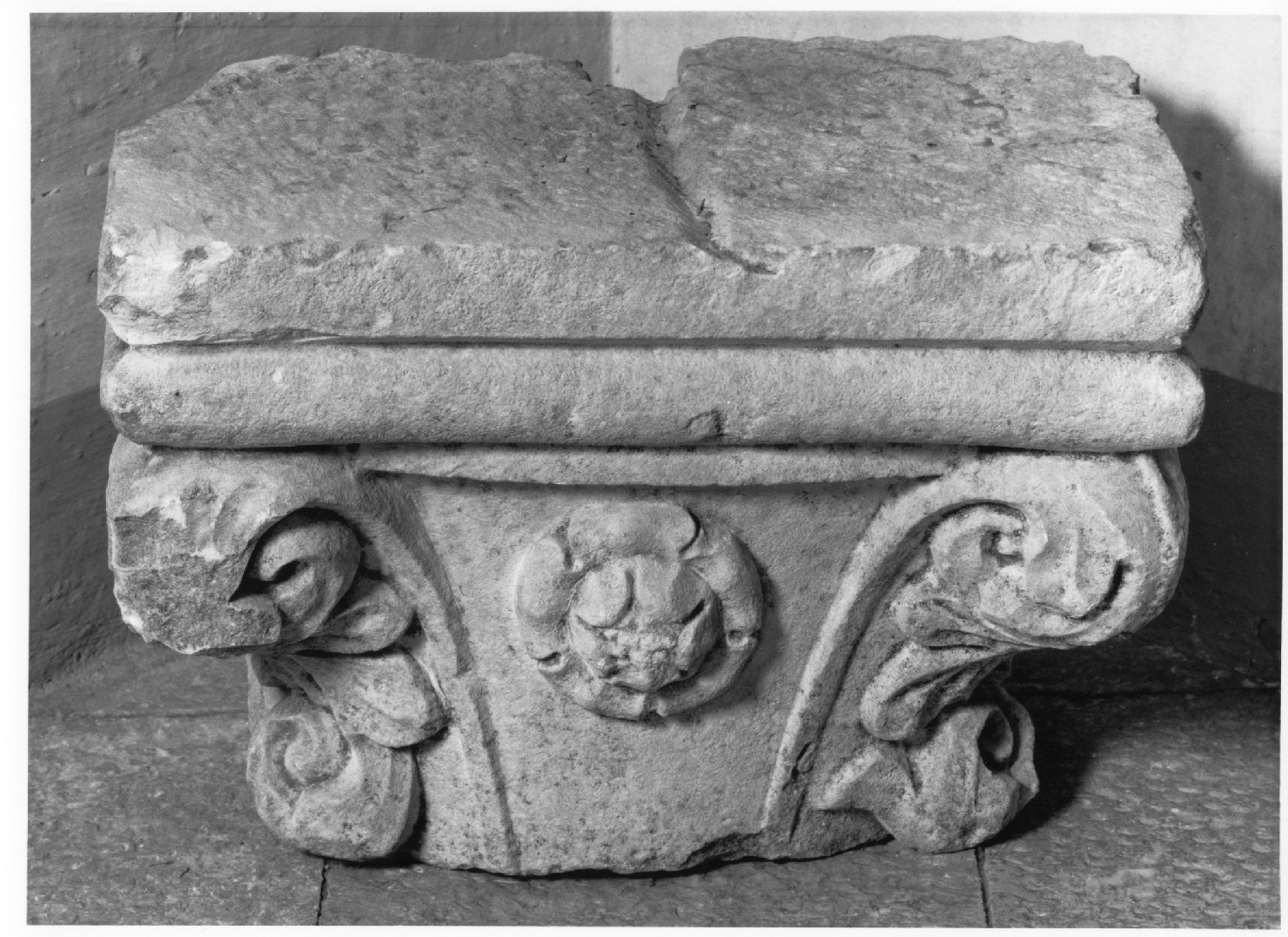 capitello, frammento - ambito veneto (fine/inizio secc. XV/ XVI)