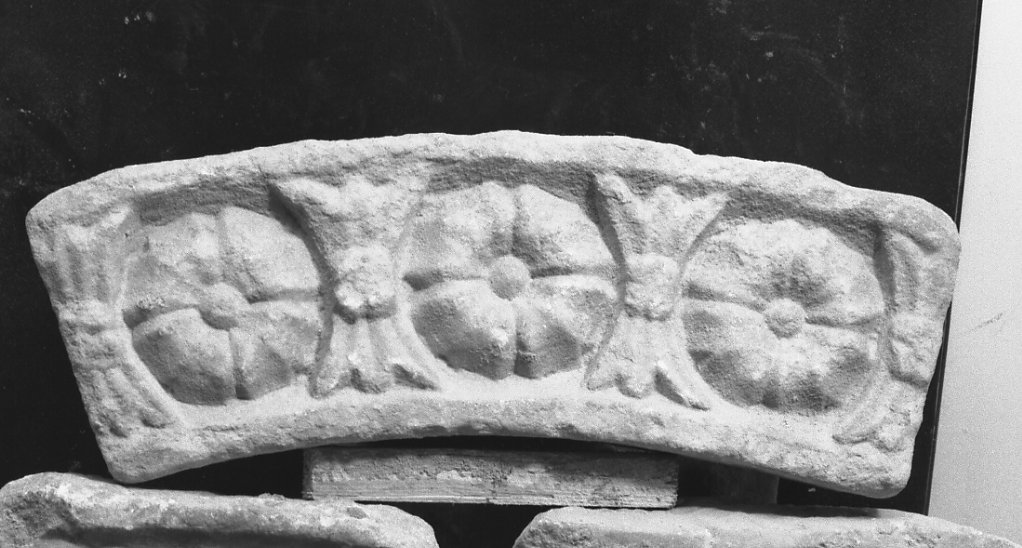 motivi decorativi a foglie d'acanto (cornice architettonica, frammento) - ambito veneto (sec. XV)