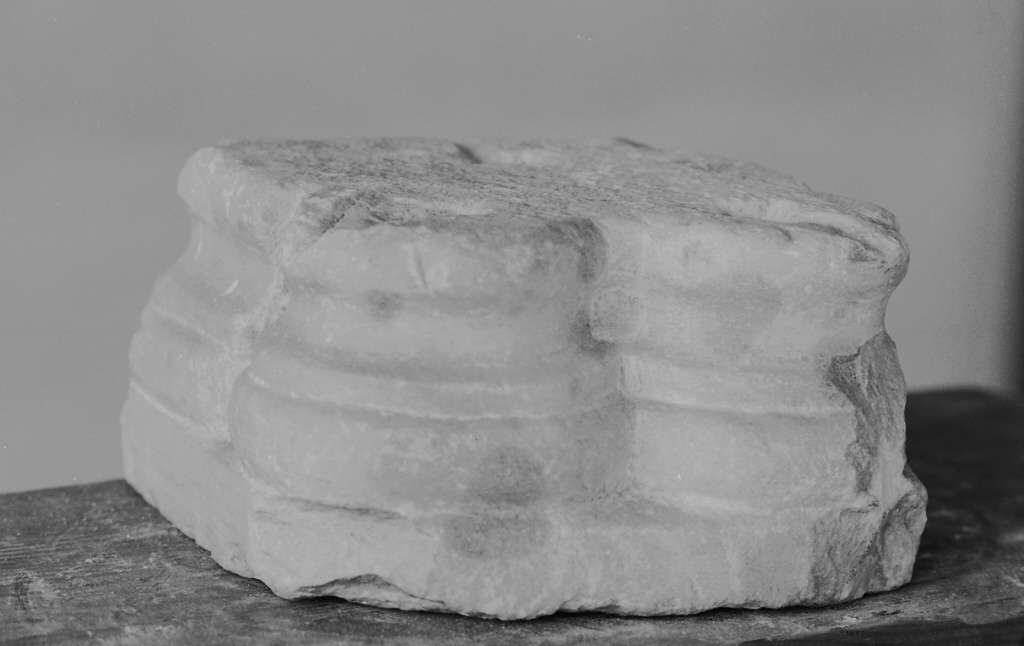 motivi decorativi a candelabra (base di colonna, frammento) - ambito veneto (sec. XV)