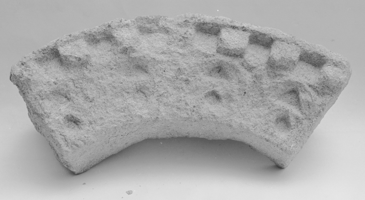 motivi decorativi geometrici e vegetali stilizzati (cornice architettonica, frammento) - ambito veneto (sec. XIII)