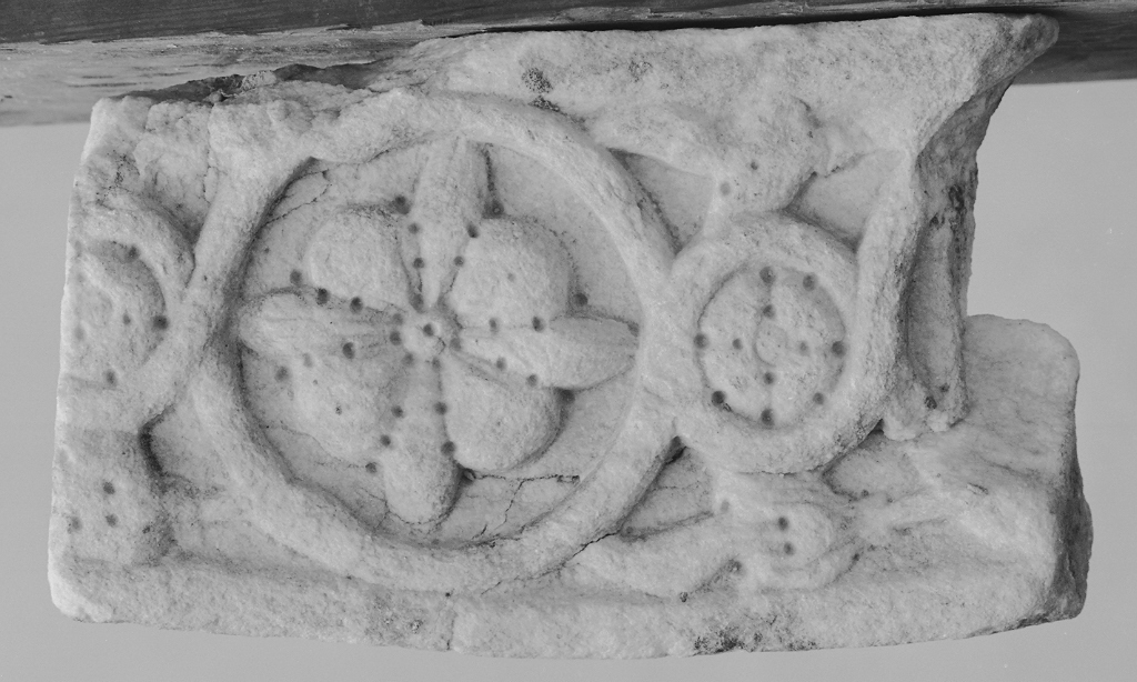 motivi decorativi floreali (cornice architettonica, frammento) - ambito veneto (secc. XII/ XIII)