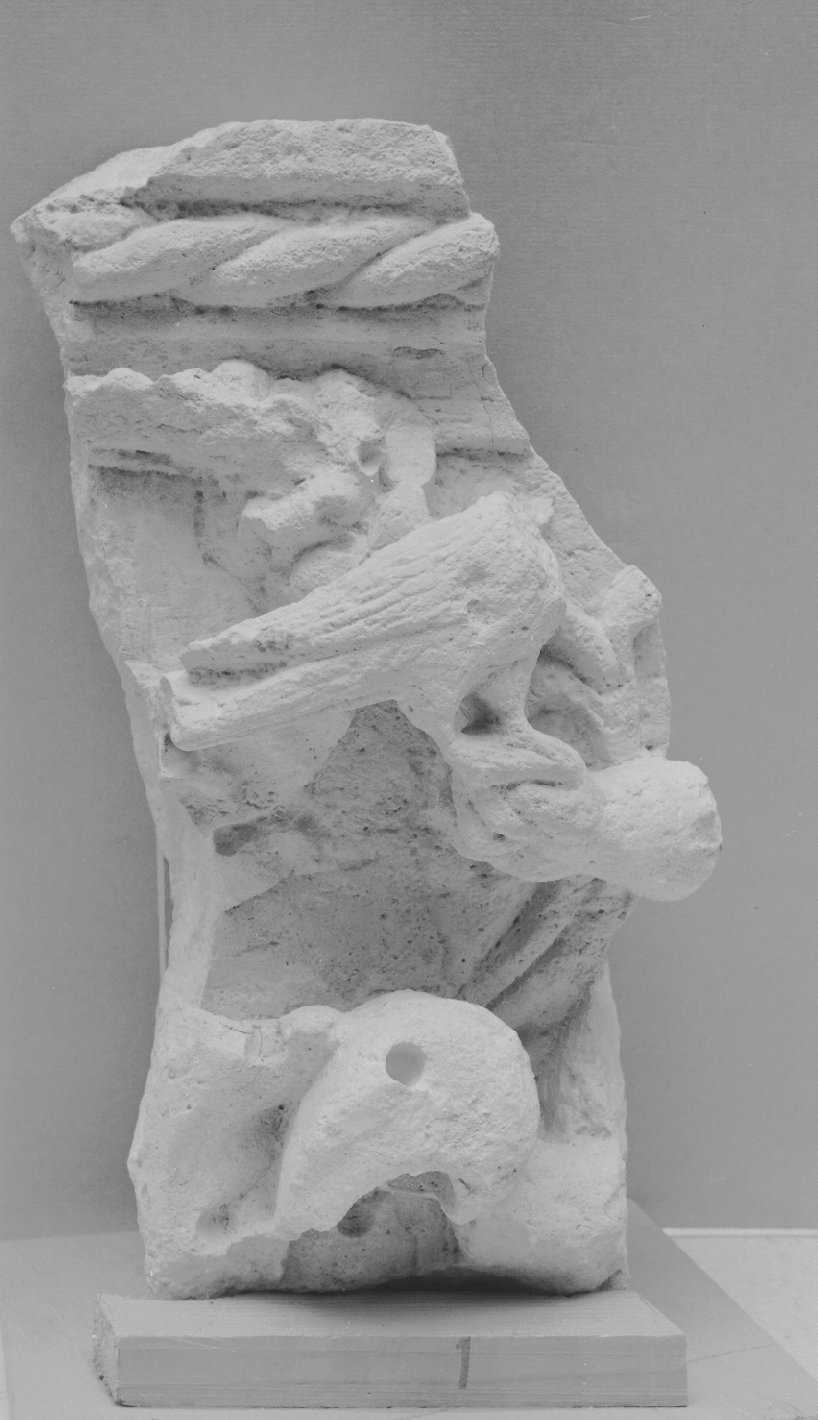 motivi decorativi vegetali con figure alate (decorazione plastico-architettonica, frammento) - ambito veneto (sec. XIV)