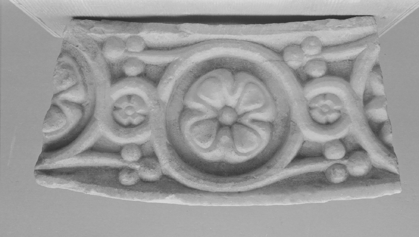 motivo decorativo a rosette (cornice architettonica, frammento) - ambito veneto (sec. XII)