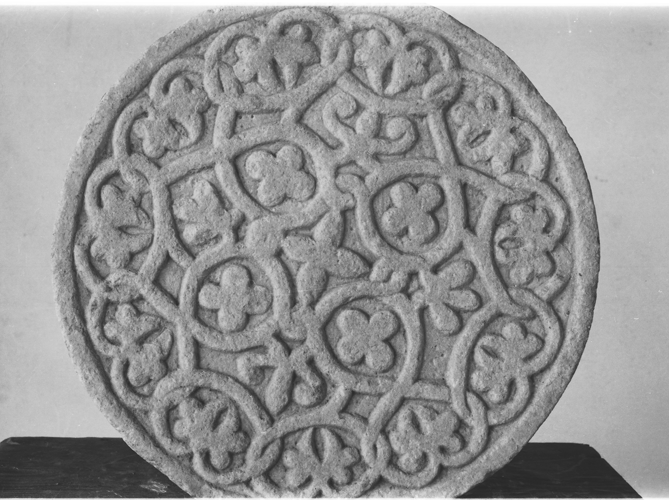 motivi decorativi vegetali stilizzati (patera, opera isolata) - ambito veneto (sec. XII)