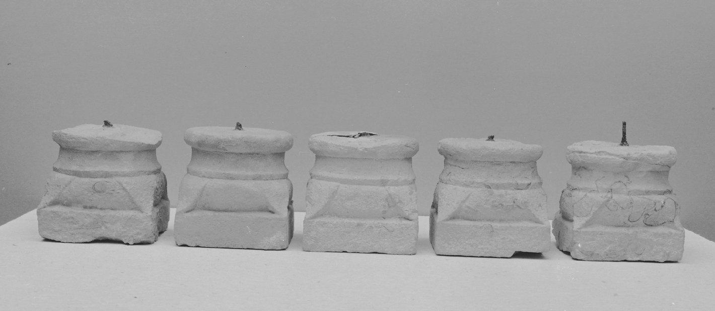 motivi decorativi a candelabra (base di colonna, elemento d'insieme) - ambito veneto (sec. XIV)