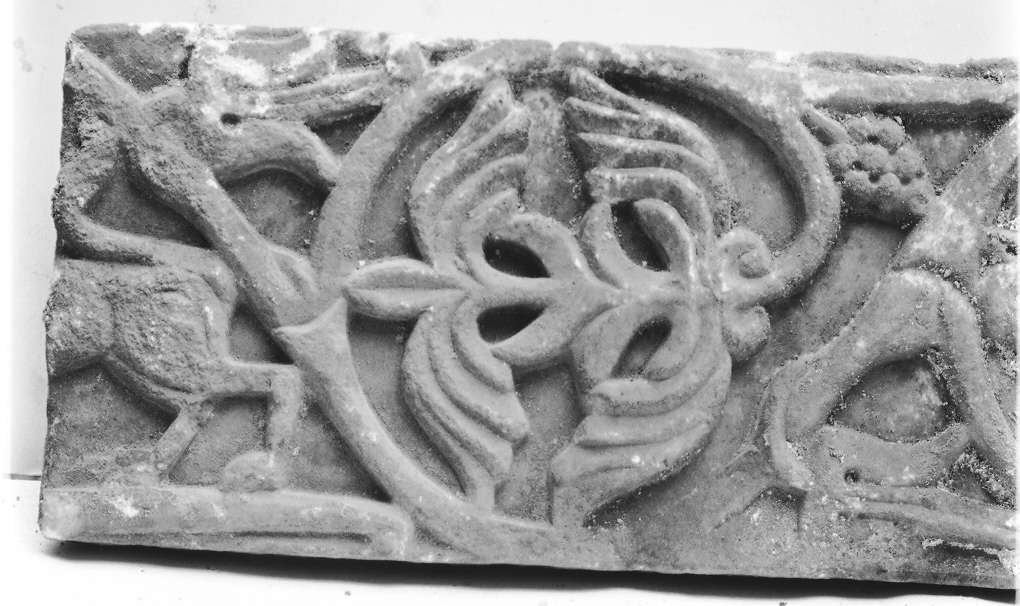 animali fantastici e motivi decorativi fitomorfi (cornice architettonica, frammento) - ambito Italia centro-settentrionale (sec. XII)