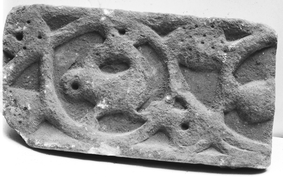 animali fantastici e motivi decorativi fitomorfi (cornice architettonica, frammento) - ambito Italia centro-settentrionale (secc. XII/ XIII)