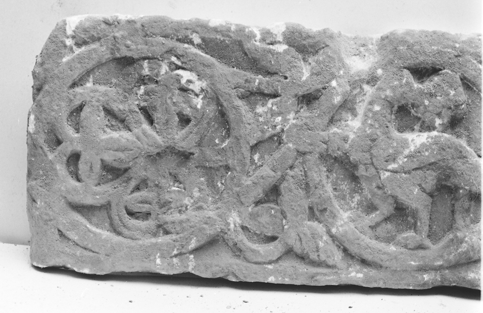 motivi decorativi vegetali (cornice architettonica, frammento) - ambito Italia centro-settentrionale (secc. XII/ XIII)