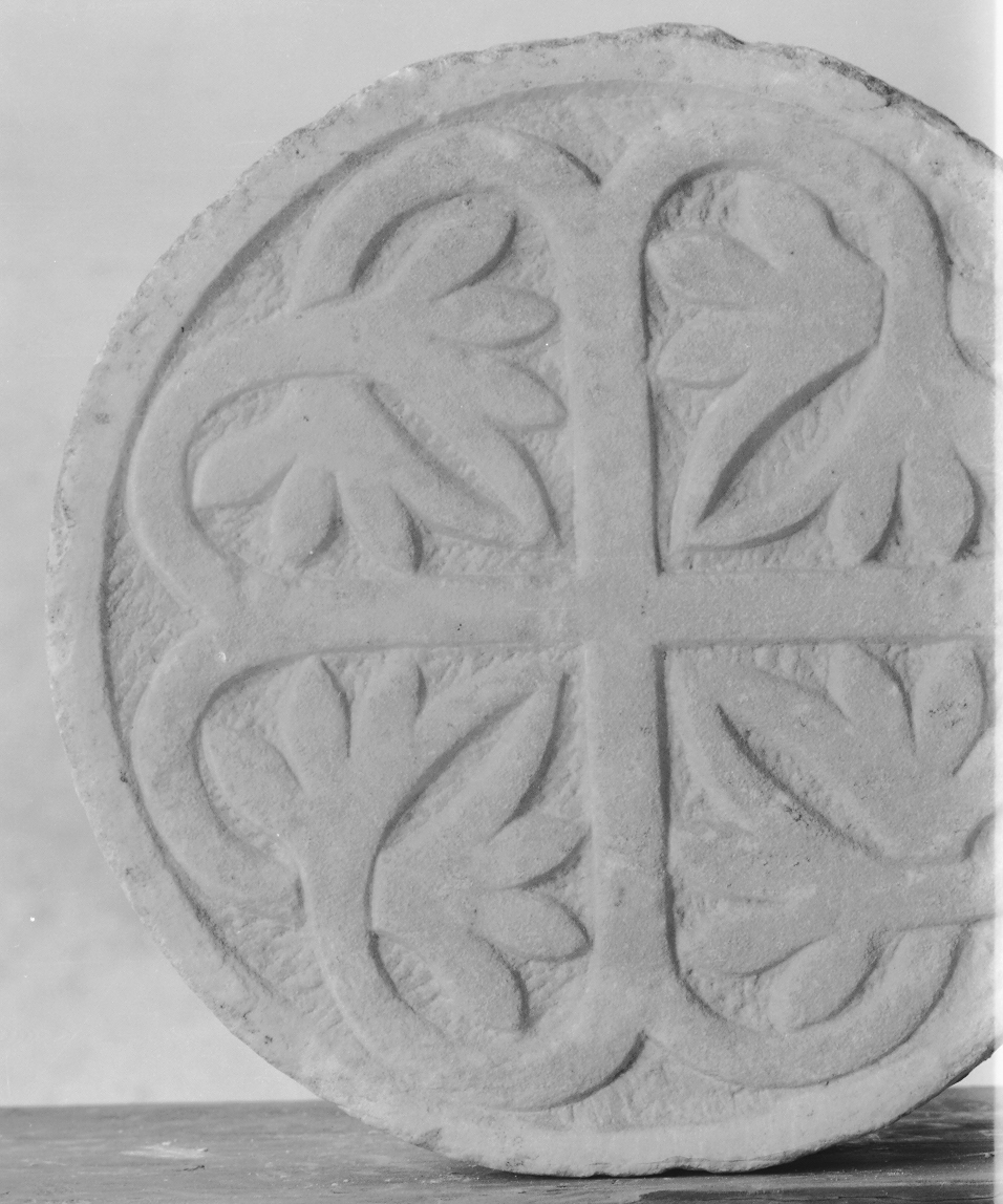 motivi decorativi vegetali (patera, opera isolata) - ambito veneto (secc. XII/ XIII)